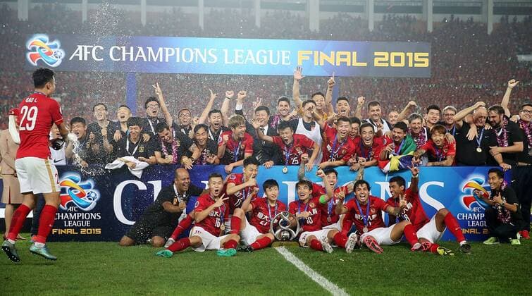 (151121) -- GUANGZHOU, Nov. 21, 2015 -- Players of Guangzhou Evergrande celebrate during the awarding ceremony of the AFC Champions League final match between Guangzhou Evergrande and Al Ahli of United Arab Emirates in Guangzhou, China, Nov. 21, 2015. Guangzhou Evergrande won 1-0 and claimed the title. ) (SP)CHINA-GUANGZHOU-SOCCER-AFC CHAMPIONS LEAGUE-FINAL (CN) CaoxCan 