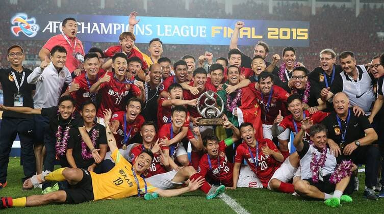 (151121) -- GUANGZHOU, Nov. 21, 2015 -- Players of Guangzhou Evergrande celebrate during the awarding ceremony of the AFC Champions League final match between Guangzhou Evergrande and Al Ahli of United Arab Emirates in Guangzhou, China, Nov. 21, 2015. Guangzhou Evergrande won 1-0 and claimed the title. ) (SP)CHINA-GUANGZHOU-SOCCER-AFC CHAMPIONS LEAGUE-FINAL (CN) CaoxCan 