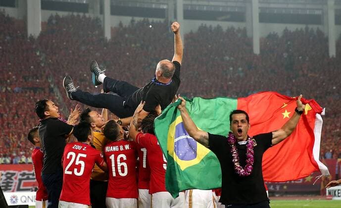 (151121) -- GUANGZHOU, Nov. 21, 2015 -- Players of Guangzhou Evergrande lift their head coach Luiz Felipe Scolari (Top) after the awarding ceremony of the AFC Champions League final match between Guangzhou Evergrande and Al Ahli of United Arab Emirates in Guangzhou, China, Nov. 21, 2015. Guangzhou Evergrande won 1-0 and claimed the title. ) (SP)CHINA-GUANGZHOU-SOCCER-AFC CHAMPIONS LEAGUE-FINAL (CN) CaoxCan 