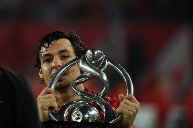 (151121) -- GUANGZHOU, Nov. 21, 2015 -- Goulart of Guangzhou Evergrande celebrates with the trophy during the awarding ceremony of the AFC Champions League final match between Guangzhou Evergrande and Al Ahli of United Arab Emirates in Guangzhou, China, Nov. 21, 2015. Guangzhou Evergrande won 1-0 and claimed the title. ) (SP)CHINA-GUANGZHOU-SOCCER-AFC CHAMPIONS LEAGUE-FINAL (CN) LiuxDawei 