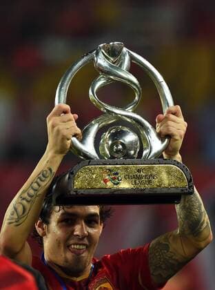 (151121) -- GUANGZHOU, Nov. 21, 2015 -- Goulart of Guangzhou Evergrande celebrates with the trophy during the awarding ceremony of the AFC Champions League final match between Guangzhou Evergrande and Al Ahli of United Arab Emirates in Guangzhou, China, Nov. 21, 2015. Guangzhou Evergrande won 1-0 and claimed the title. ) (SP)CHINA-GUANGZHOU-SOCCER-AFC CHAMPIONS LEAGUE-FINAL (CN) LiuxDawei 