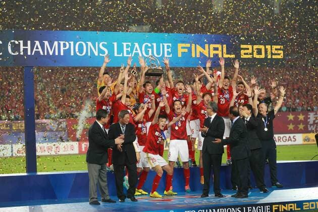 Head coach Luiz Felipe Scolari, front right, and his playes of China s Guangzhou Evergrande celebrate at the award ceremony after defeating UAE s Al Ahli during their second final match to win the AFC Champions League 2015 in Guangzhou city, south China s Guangdong province, 21 November 2015. Brazilian forward Elkeson scored a stunning solo effort as China s Guangzhou Evergrande edged Emiratis Al-Ahli 1-0 on Saturday (21 November 2015) to win their second Asian Champions League title in three years. Guangzhou, who won a fifth consecutive Chinese title three weeks ago, will now represent Asia at the FIFA Club World Cup in Japan next month after coach Luiz Felipe Scolari extended his unbeaten run to 23 matches since taking charge in June. Guangzhou Evergrande win second Asian Champions League title in three years  20151121_35087