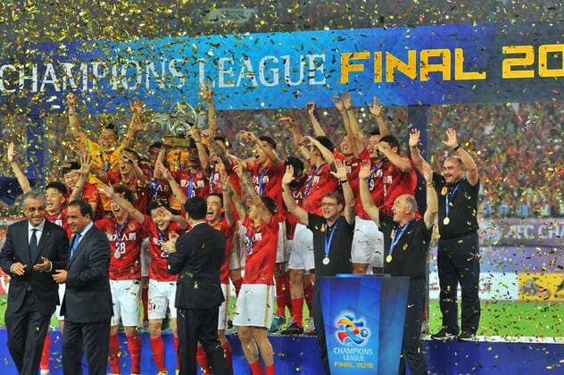 Head coach Luiz Felipe Scolari, front right, and his playes of China s Guangzhou Evergrande celebrate at the award ceremony after defeating UAE s Al Ahli during their second final match to win the AFC Champions League 2015 in Guangzhou city, south China s Guangdong province, 21 November 2015. Brazilian forward Elkeson scored a stunning solo effort as China s Guangzhou Evergrande edged Emiratis Al-Ahli 1-0 on Saturday (21 November 2015) to win their second Asian Champions League title in three years. Guangzhou, who won a fifth consecutive Chinese title three weeks ago, will now represent Asia at the FIFA Club World Cup in Japan next month after coach Luiz Felipe Scolari extended his unbeaten run to 23 matches since taking charge in June. Guangzhou Evergrande win second Asian Champions League title in three years  20151121_34949