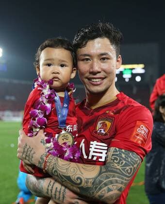(151121) -- GUANGZHOU, Nov. 21, 2015 -- Zhang Linpeng of Guangzhou Evergrande celebrate with his child after winning the AFC Champions League final match between Guangzhou Evergrande and Al Ahli of United Arab Emirates in Guangzhou, China, Nov. 21, 2015. Guangzhou Evergrande won 1-0 and claimed the title. ) (SP)CHINA-GUANGZHOU-SOCCER-AFC CHAMPIONS LEAGUE-FINAL (CN) CaoxCan 