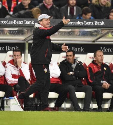 Trainer Coach Alexander Zorniger VfB Stuttgart Gestik, Geste am Spielfeldrand mit Sportdirektor Vorstand Manager Robin Dutt VfB Stuttgart VfB Stuttgart vs FC Augsburg 21.11.2015 VfB Stuttgart vs FC Augsburg