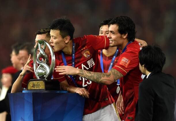 Players of Guangzhou Evergrande celebrate during the awarding ceremony of the AFC Champions League final match between Guangzhou Evergrande and Al Ahli of United Arab Emirates in Guangzhou, China, Nov. 21, 2015. Guangzhou Evergrande won 1-0 and claimed the title. ) (SP)CHINA-GUANGZHOU-SOCCER-AFC CHAMPIONS LEAGUE-FINAL (CN) GuoxYong 