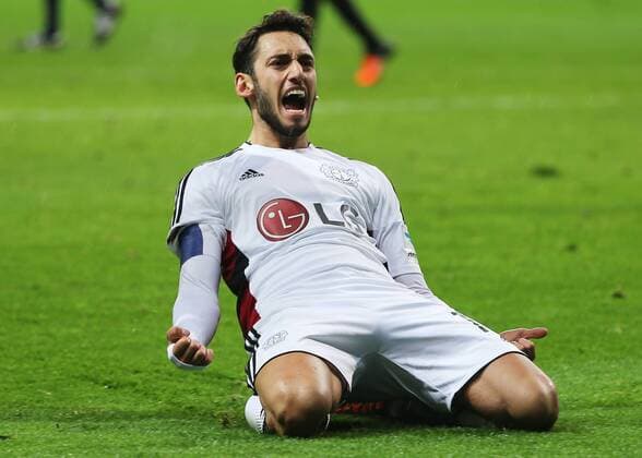 Frankfurt v.l. Tor zum 1:3 Hakan Calhanoglu (Bayer 04 Leverkusen) Torjubel Eintracht Frankfurt - Bayer Leverkusen, Fussball, 1. Liga, 21.11.2015 Copyright: Voelkerx Eibner-Pressefoto EP_tvr