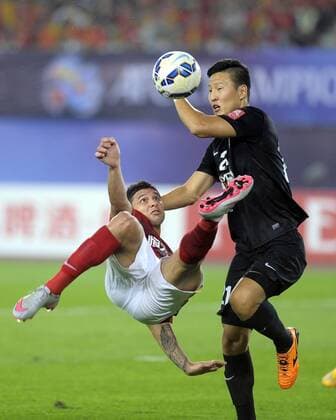 GUANGZHOU, CHINA - NOVEMBER 21: (CHINA OUT) Elkeson 9 of Guangzhou Evergrande and Kwon Kyung-won 21 of Al Ahli compete for the ball during the second leg of the AFC Champions League final match between Guangzhou Evergrande and Al Ahli at the Tianhe Sports Center on November 21, 2015 in Guangzhou, China.  CFP476170805 
