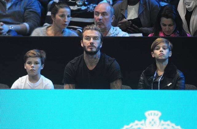 Tennis - 2015 ATP Tennis Herren World Tour Finals at The O2 - Day Six Semi Final Singles: Rafael Nadal (Spain) vs. Novak Djokovic (Serb) Footballer David Beckham watches the match with his two sons Cruz (left) and Romeo (right) COLORSPORT ANDREW COWIE 