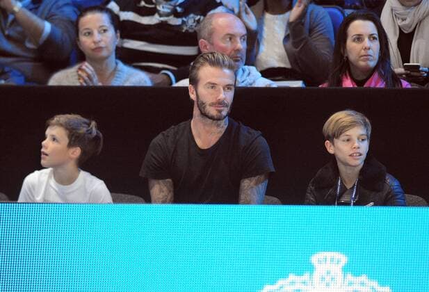 Tennis - 2015 ATP Tennis Herren World Tour Finals at The O2 - Day Six Semi Final Singles: Rafael Nadal (Spain) vs. Novak Djokovic (Serb) Footballer David Beckham watches the match with his two sons Cruz (left) and Romeo (right) COLORSPORT ANDREW COWIE 