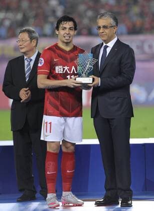 GUANGZHOU, CHINA - NOVEMBER 21: (CHINA OUT) Ricardo Goulart 11 of Guangzhou Evergrande receives the MVP trophy from AFC President Shaikh Salman bin Ebrahim Al Khalifa after winning the second leg of the AFC Champions League final match between Guangzhou Evergrande and Al Ahli at the Tianhe Sports Center on November 21, 2015 in Guangzhou, China.  CFP476177631 