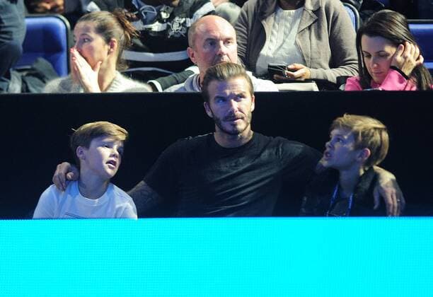 Tennis - 2015 ATP Tennis Herren World Tour Finals at The O2 - Day Six Semi Final Singles: Rafael Nadal (Spain) vs. Novak Djokovic (Serb) Footballer David Beckham watches the match with his two sons Cruz (left) and Romeo (right) COLORSPORT ANDREW COWIE 