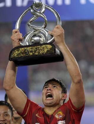 GUANGZHOU, CHINA - NOVEMBER 21: (CHINA OUT) Elkeson 9 of Guangzhou Evergrande celebrates with the trophy after winning the second leg of the AFC Champions League final match between Guangzhou Evergrande and Al Ahli at the Tianhe Sports Center on November 21, 2015 in Guangzhou, China.  CFP476177633 