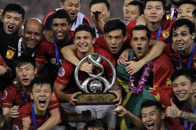 GUANGZHOU, CHINA - NOVEMBER 21: (CHINA OUT) Guangzhou Evergrande players celebrate with the trophy after winning the second leg of the AFC Champions League final match between Guangzhou Evergrande and Al Ahli at the Tianhe Sports Center on November 21, 2015 in Guangzhou, China.  CFP476177636 