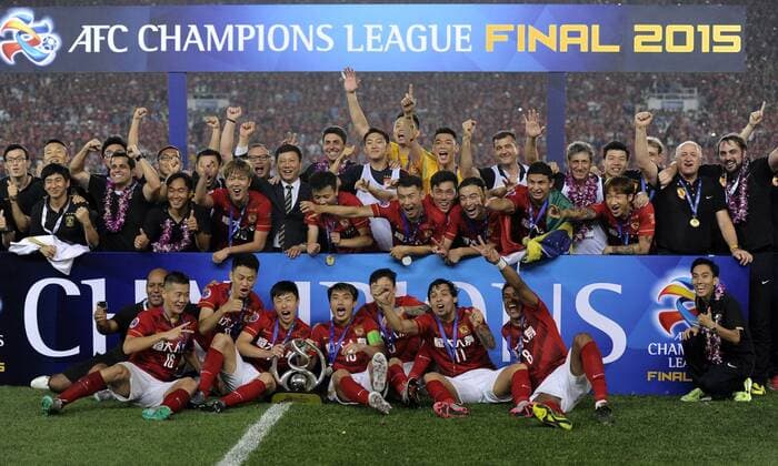 GUANGZHOU, CHINA - NOVEMBER 21: (CHINA OUT) Guangzhou Evergrande players celebrate with the trophy after winning the second leg of the AFC Champions League final match between Guangzhou Evergrande and Al Ahli at the Tianhe Sports Center on November 21, 2015 in Guangzhou, China.  CFP476177638 