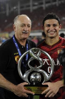 GUANGZHOU, CHINA - NOVEMBER 21: (CHINA OUT) Luiz Felipe Scolari and Elkeson 9 of Guangzhou Evergrande celebrate with the trophy after winning the second leg of the AFC Champions League final match between Guangzhou Evergrande and Al Ahli at the Tianhe Sports Center on November 21, 2015 in Guangzhou, China.  CFP476177641 