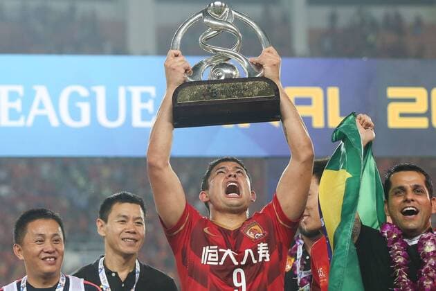 GUANGZHOU, CHINA - NOVEMBER 21: (CHINA OUT) Elkeson 9 of Guangzhou Evergrande celebrates with the trophy after winning the second leg of the AFC Champions League final match between Guangzhou Evergrande and Al Ahli at the Tianhe Sports Center on November 21, 2015 in Guangzhou, China.  CFP476177647 