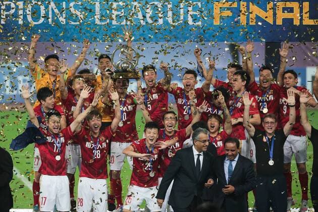 GUANGZHOU, CHINA - NOVEMBER 21: (CHINA OUT) Guangzhou Evergrande players celebrate with the trophy after winning the second leg of the AFC Champions League final match between Guangzhou Evergrande and Al Ahli at the Tianhe Sports Center on November 21, 2015 in Guangzhou, China.  CFP476177654 