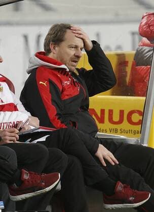 Enttäuschung Stuttgart , Trainer Alexander Zorniger (VfB) auf der Trainerbank . VfB Stuttgart-FC Augsburg . Stuttgart, GER, 21.11.2015, 13. Spieltag Fussball-Bundesliga 2015-2016.