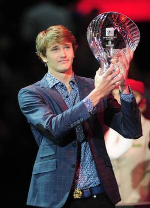 Tennis - 2015 ATP Tennis Herren World Tour Finals at The O2 - Day Six Young Star of tomorrow award Alex Zverev of Germany receives his award for the Youngest player in the top 100 ATP rankings.,The 18 year old has reached no. 74. COLORSPORT ANDREW COWIE 