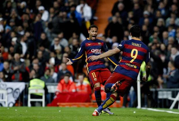 Fußball, El Clasico, Real Madrid - FC Barcelona Nov. 21, 2015 - Madrid, Spain - SPAIN, Madrid FC Barcelona Barca s Uruguayan forward Luis SuÃƒÂ¡rez and FC Barcelona s Brazilian forward Neymar da Silva celebrates a goal during the Spanish League 2015 16 match between Real Madrid and FC Barcelona, at Santiago Bernabeu Stadium in Madrid (Photo by Real Madrid CF v FC Barcelona - La Liga  - ZUMAn230