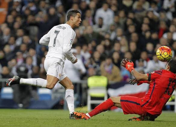 Fußball, El Clasico, Real Madrid - FC Barcelona Football match between Real Madrid and Barcelona FC (Barca) of the 2015 2016 Spanish League, held at the Santiago Bernabeu stadium, in Madrid 11 21 2015. Cristiano Ronaldo 