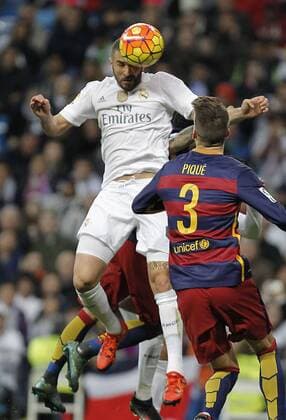 Fußball, El Clasico, Real Madrid - FC Barcelona Football match between Real Madrid and Barcelona FC (Barca) of the 2015 2016 Spanish League, held at the Santiago Bernabeu stadium, in Madrid 11 21 2015. Karim Benzema 