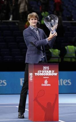 21.11.2015 The O2 London, England. ATP Tennis Herren Tour Finals Day 7. Alex Zverev was presented the ATP Star of Tomorrow Award during Day Seven Barclays ATP World Tour Finals from the O2 Arena xHongboxChenx  ActionPlus11683455