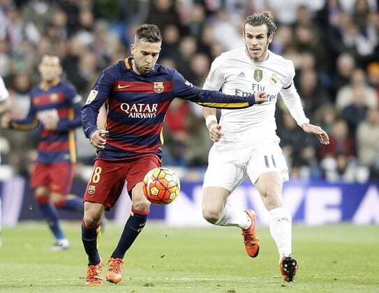 Fußball, El Clasico, Real Madrid - FC Barcelona Real Madrid s Garet Bale (r) and FC Barcelona Barca s Jordi Alba during La Liga match. November 21,2015.  (2015112133)