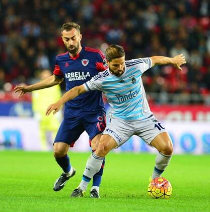 Turkey superlig match between Mersin Idman Yurdu and Fenerbahce in Mersin on November 21,2015. Final Score: Mersin Idman Yurdu 1 - Fenerbahce 3 Pictured: Oktay Delibalta (L) of Mersin Idman Yurdu and Diego Ribas of Fenerbahce.