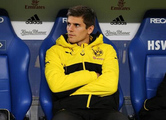 Freitag 20.11.2015, Saison 2015 2016, 1. Bundesliga, 13. Spieltag im Hamburger Volksparkstadion, Hamburger SV - BVB Borussia Dortmund, Jonas Hofmann (BVB) auf der Ersatzbank mit verschraenkten Armen