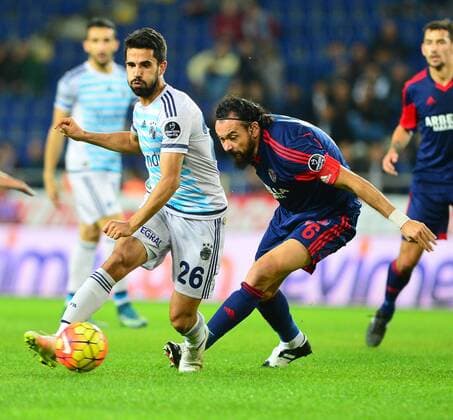 Turkey superlig match between Mersin Idman Yurdu and Fenerbahce in Mersin on November 21,2015. Final Score: Mersin Idman Yurdu 1 - Fenerbahce 3 Pictured: Servet Cetin (R) of Mersin Idman Yurdu and Alper Potuk of Fenerbahce.