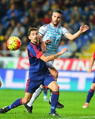 Turkey superlig match between Mersin Idman Yurdu and Fenerbahce in Mersin on November 21,2015. Final Score: Mersin Idman Yurdu 1 - Fenerbahce 3 Pictured: Loret Sadiku of Mersin Idman Yurdu and Robin van Persie of Fenerbahce.