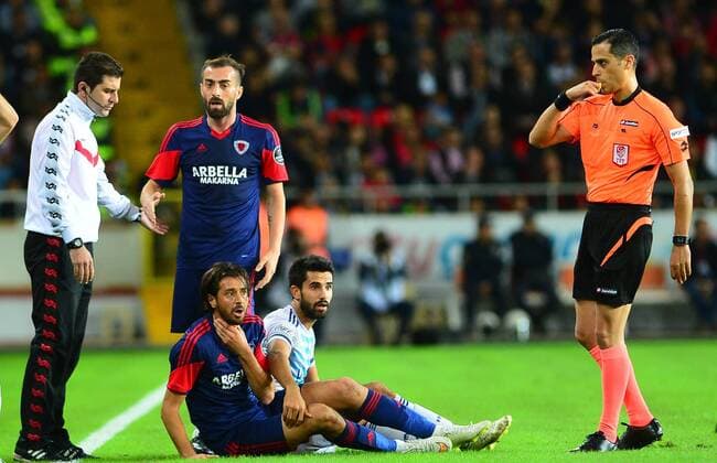 Turkey superlig match between Mersin Idman Yurdu and Fenerbahce in Mersin on November 21,2015. Final Score: Mersin Idman Yurdu 1 - Fenerbahce 3 Pictured: Oktay Delibalta, Guven Varol of Mersin Idman Yurdu and Alper Potuk of Fenerbahce.