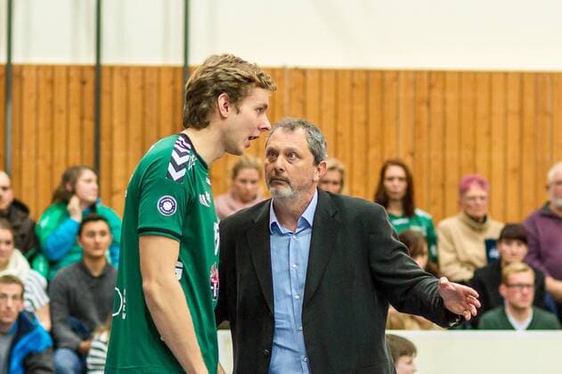 MIrko Culic (Trainer Netzhoppers) spricht mit Nils Ehlers (Netzhoppers 15) GER, Königs Wusterhausen Bestensee, Volleyballl, 1. Bundesliga, Saison 2015 2016, Landkost-Arena, Netzhoppers KW - Berlin Recycling Volleys