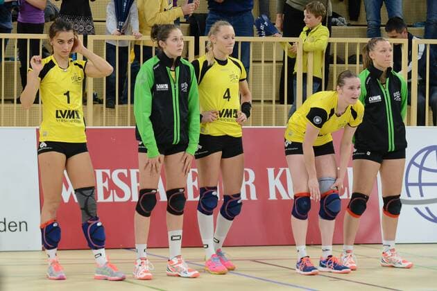 21.11.2015, xtkx, Volleyball 1.Bundesliga Damen, VC Wiesbaden - USC Münster, emspor v.l. USC Muenster nach der Niederlage,