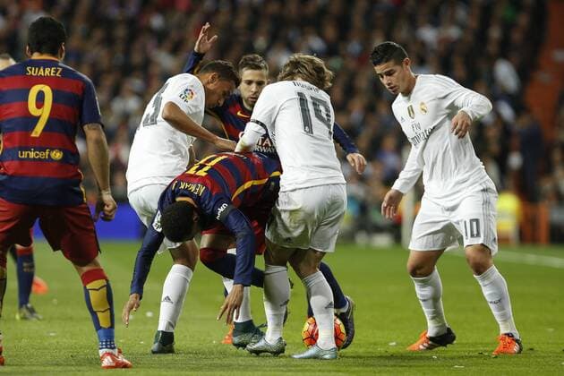Real Madrid s Danilo, James and Luka Modric and Barcelona s Neymar Jr (C) during 2015-16 La Liga match between Real Madrid and Barcelona at Santiago Bernabeu stadium in Madrid, Spain. November 21, 2015.  (20151121033)