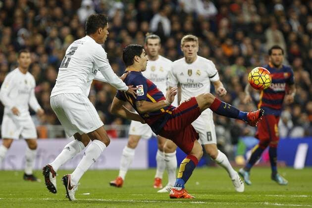 Barcelona s Luis Suarez during 2015-16 La Liga match between Real Madrid and Barcelona at Santiago Bernabeu stadium in Madrid, Spain. November 21, 2015.  (20151121024)