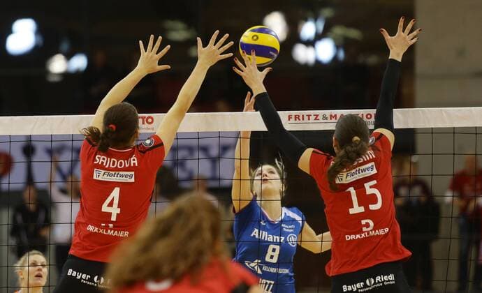 Stuttgart , Volleyball Bundesliga Allianz MTV Stuttgart vs. Rote Raben Vilsbiburg , von links: Nikol Sajdova ( Vilsi ) Kaja Grobelna ( Allianz ) Mona Elwassimy ( Vilsi )
