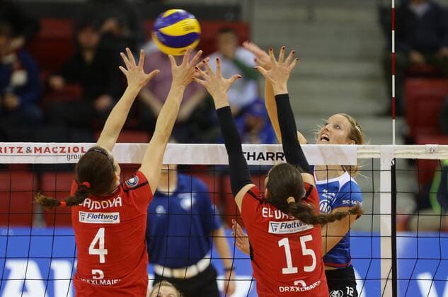 Stuttgart , Volleyball Bundesliga Allianz MTV Stuttgart vs. Rote Raben Vilsbiburg , rechts: Deborah van Daelen ( Allianz )