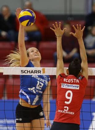 Stuttgart , Volleyball Bundesliga Allianz MTV Stuttgart vs. Rote Raben Vilsbiburg , von links: Deborah van Daelen ( Allianz ) Roslandy Acosta ( Vilsi )