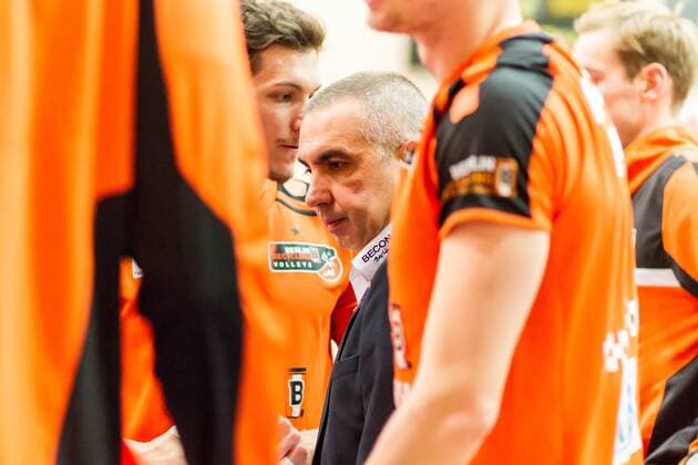 Roberto Serniotti (Trainer BR Volleys) zwischen seinen Spielern GER, Königs Wusterhausen Bestensee, Volleyballl, 1. Bundesliga, Saison 2015 2016, Landkost-Arena, Netzhoppers KW - Berlin Recycling Volleys