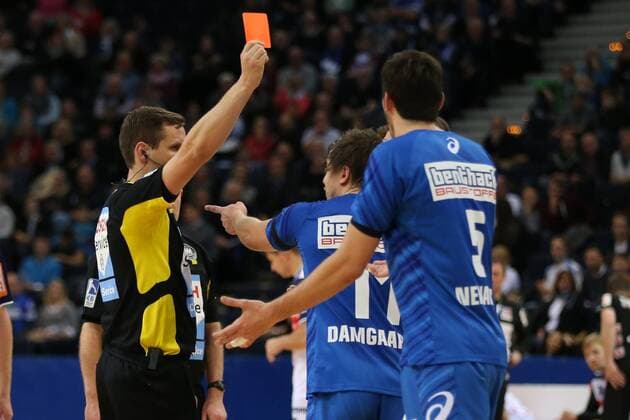 Hamburg, 22. November 2015 Handball, Saison 2015 2016, Bundesliga, 14. Spieltag, HSV Handball - HBW Balingen-Weilstetten: Drasko Nenadic (HSV Handball, 5) sieht die rote Karte, Allan Damgaard (HSV Handball, 11) protestiert