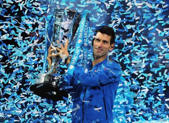 Tennis, Novak Djokovic gewinnt ATP Finale in London Tennis - 2015 ATP Tennis Herren World Tour Finals at The O2 - Day Seven Singles Final : Novak Djokovic (Srb) v Roger Federer (Sui) Novak Djokovic lifts the trophy to a backdrop of tic a tape COLORSPORT ANDREW COWIE 