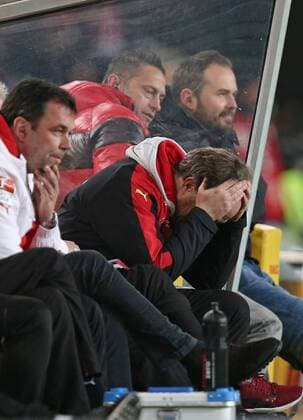 21.11.2015, Fussball 1.Bundesliga 2015 2016, 13.Spieltag, VfB Stuttgart - FC Augsburg, in der Mercedes-Benz Arena Stuttgart. Trainer Alexander Zorniger (re., Stuttgart) enttäuscht 