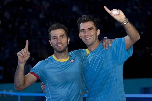 22.11.2015. The O2, London, England. ATP Tennis Herren Tennis Tour Finals. Day 8. Horia Tecau and Jean-Julien Rojer in action on their way to winning The Barclays ATP World Tour Doubles Finals. Second seeds Rojer and Tecau defeated eighth seeds Rohan Bopanna and Florin Mergea 6-4, 6-3. xStephenxBartholomewx  ActionPlus11683955