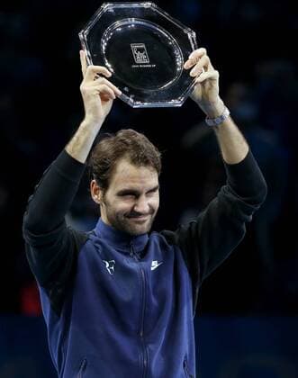 (151123) -- LONDON, Nov. 22, 2015 -- Roger Federer of Switzerland holds the silver plate during the awarding ceremony for the men s singles final against Novak Djokovic of Serbia at the ATP Tennis Herren World Tour Finals at the O2 Arena in London, Britain, Nov. 22, 2015. Federer lost 0-2. )? (SP)BRITAIN-LONDON-TENNIS-ATP FINAL-FEDERER VS DJOKOVIC HanxYan 