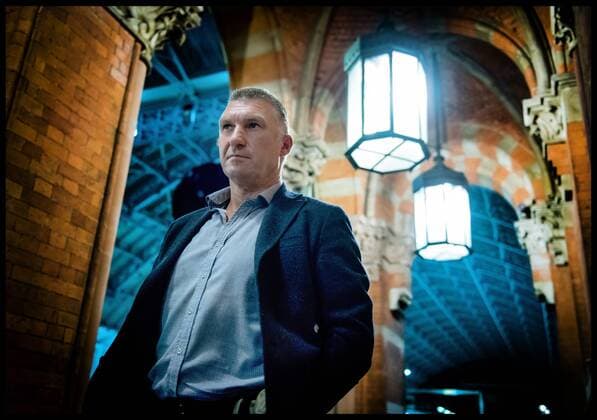 Fußball, Fotoshooting mit Nigel Pearson . 05 11 2015. London, United Kingdom. Portraits of Nigel Pearson at St Pancras Station, London. Nigel Pearson is an English football manager and former professional player. He previously managed Hull City, Southampton, Carlisle United and Leicester City and was assistant manager for England Under-21s and Newcastle United. During his playing career, he was a defender and played for Shrewsbury Town, Sheffield Wednesday and Middlesbrough.  xAndrewxParsonsx xixImagesx IIM-11356-0001