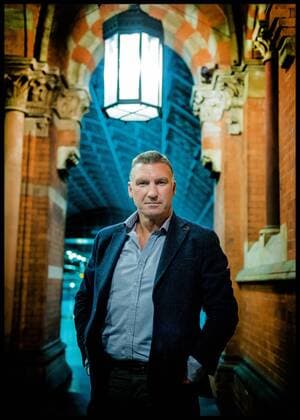 Fußball, Fotoshooting mit Nigel Pearson . 05 11 2015. London, United Kingdom. Portraits of Nigel Pearson at St Pancras Station, London. Nigel Pearson is an English football manager and former professional player. He previously managed Hull City, Southampton, Carlisle United and Leicester City and was assistant manager for England Under-21s and Newcastle United. During his playing career, he was a defender and played for Shrewsbury Town, Sheffield Wednesday and Middlesbrough.  xAndrewxParsonsx xixImagesx IIM-11356-0008