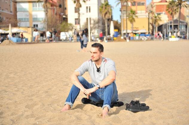 Basketball, Fotoshooting mit Tomas Satoransky Czech basketball player Tomas Satoransky playing for Barcelona sits on the beach Platja De La Barceloneta in Barcelona, Spain, November 20, 2015. (CTKxPhoto DavidxSvab) CTKPhotoF201511230612001 